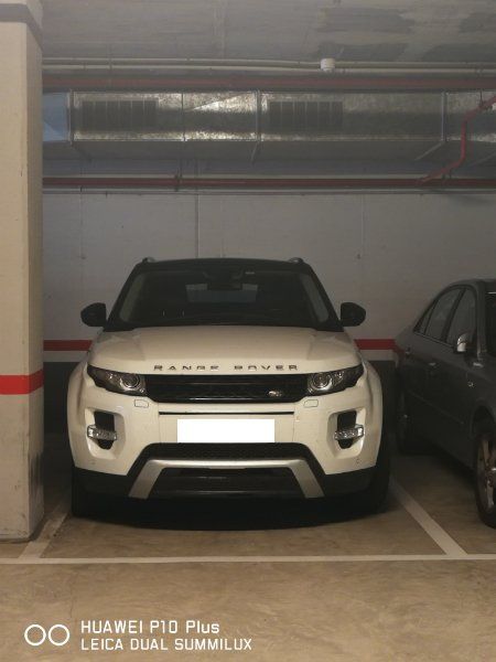 Cómo sacar fotos con tu móvil y vender más con la fotografía inmobiliaria (1ª parte) - Fotocasa Life - fotos, huawei, móvil - Vender piso - Es indudable que los móviles han sustituido en muchos casos a las cámaras fotográficas tradicionales, sobre todo en lo que a fotos personales y viajes se refiere. Su evolución ha sido meteórica y los últimos modelos son ya perfectos también para usos profesionales, como los que requiere la fotografía inmobiliaria. Pero ¿cómo podemos sacar buenas fotografías de un inmueble en concreto con el móvil? Aquí van algunas pistas.