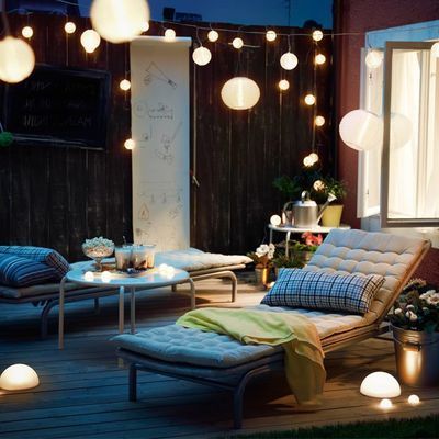 La terraza cobra valor cuando el sol desaparece, decórala de forma simple y barata.