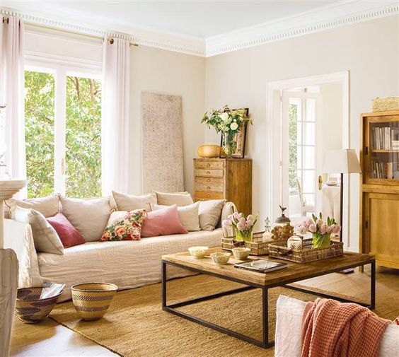 Renovar tu hogar pintando la pared con los colores tendencia - Fotocasa Life La pintura crema permite que la luz artificial se expanda.