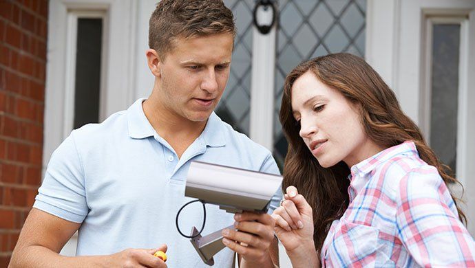 Cómo evitar que los okupas entren en tu casa - Fotocasa Life Cómo evitar que los okupas entren en tu casa - Fotocasa Life - okupas, Robos, Vacaciones, Verano - Seguridad, Hogar - Cuando llegan los meses de verano son muchos los que deciden disfrutar de algunos días de descanso fuera de su residencia habitual. Las ciudades, principalmente de interior, reducen considerablemente su población y las residencias se vacían. Por ello, es en ésta época cuando los okupas y ladrones planean su golpe. Para evitar tener que sufrir ésta desagradable situación, presta atención a los consejos que te proporcionamos.