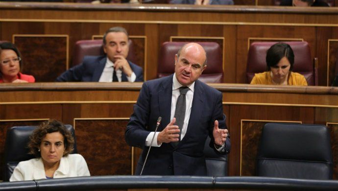 Guindos se atribuye el descenso de lanzamientos «más allá de la propaganda antidesahucios»