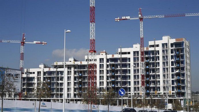 En Comú reclama medidas ante el encarecimiento de la vivienda y el PP se jacta de haber frenado los desahucios