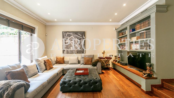 Seis viviendas con vecinos ilustres - Fotocasa Life - Barcelona, famosos, Histórico, madrid, Zaragoza - Compraventa - Pequeño, pero coqueto. Así es este ático situado en el entorno de puerta del Sol de Madrid. Quizá, esta vivienda hubiera sido del gusto de uno de los vecinos más ilustres de la zona, sobre todo, para los más pequeños: el Ratoncito Pérez, que vivió dentro de una caja de galletas en la Confitería Prast en la calle Arenal.