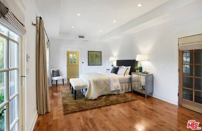 Alanis Morissette vende su mansión en Brentwood por más de 4 millones de euros - Fotocasa Life - Casas de famosos, famosos - Curiosidades - Alanis Morissette ha hecho negocio con su casa de Brentwood. La cantante ha vendido la mansión por más de 4 millones de euros.