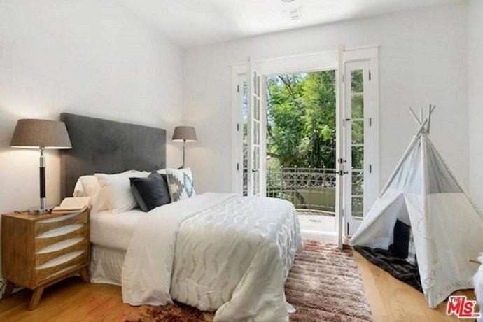 Alanis Morissette vende su mansión en Brentwood por más de 4 millones de euros - Fotocasa Life - Casas de famosos, famosos - Curiosidades - Alanis Morissette ha hecho negocio con su casa de Brentwood. La cantante ha vendido la mansión por más de 4 millones de euros.