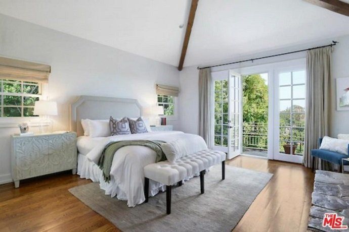 Alanis Morissette vende su mansión en Brentwood por más de 4 millones de euros - Fotocasa Life - Casas de famosos, famosos - Curiosidades - Alanis Morissette ha hecho negocio con su casa de Brentwood. La cantante ha vendido la mansión por más de 4 millones de euros.