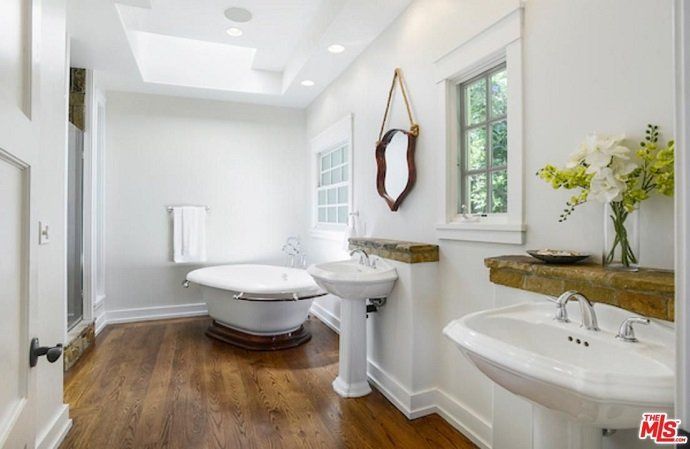 Alanis Morissette vende su mansión en Brentwood por más de 4 millones de euros - Fotocasa Life - Casas de famosos, famosos - Curiosidades - Alanis Morissette ha hecho negocio con su casa de Brentwood. La cantante ha vendido la mansión por más de 4 millones de euros.