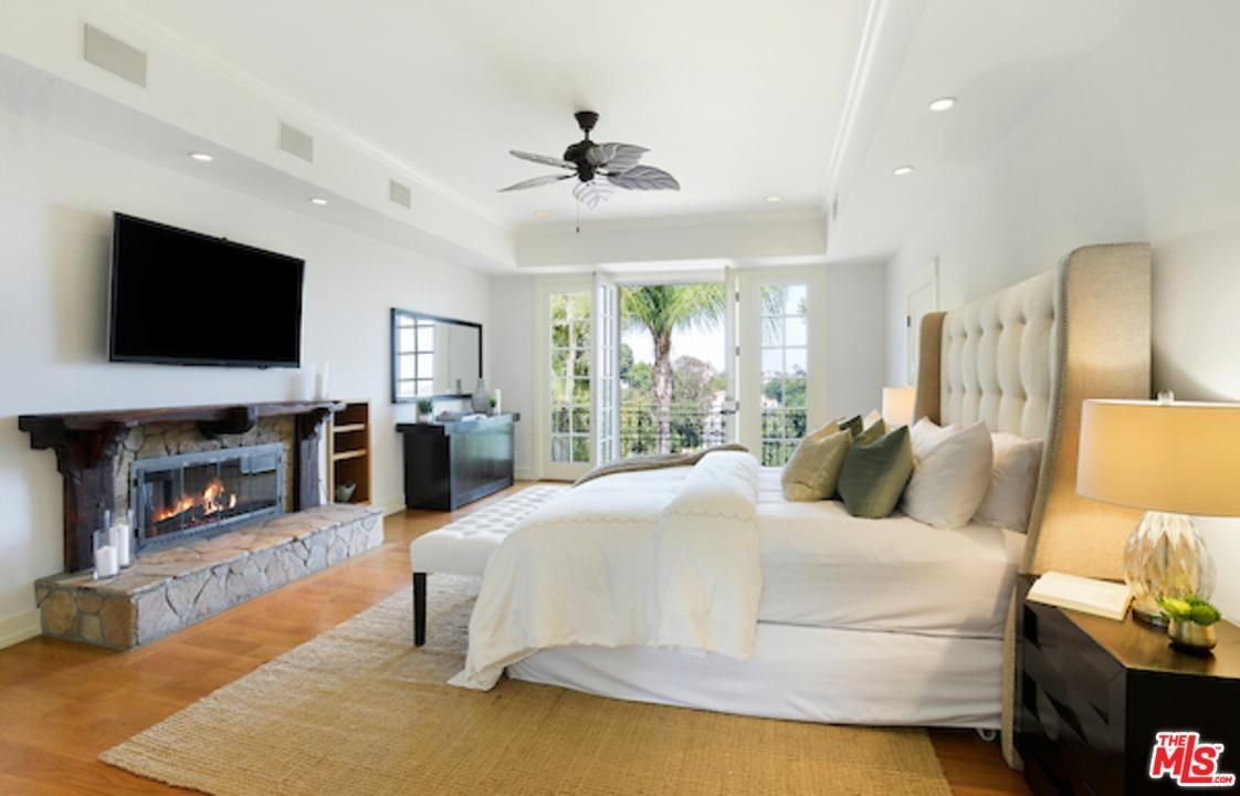 Alanis Morissette vende su mansión en Brentwood por más de 4 millones de euros - Fotocasa Life - Casas de famosos, famosos - Curiosidades - Alanis Morissette ha hecho negocio con su casa de Brentwood. La cantante ha vendido la mansión por más de 4 millones de euros.