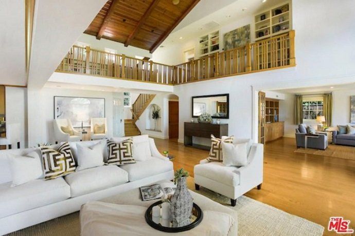 Alanis Morissette vende su mansión en Brentwood por más de 4 millones de euros - Fotocasa Life - Casas de famosos, famosos - Curiosidades - Alanis Morissette ha hecho negocio con su casa de Brentwood. La cantante ha vendido la mansión por más de 4 millones de euros.