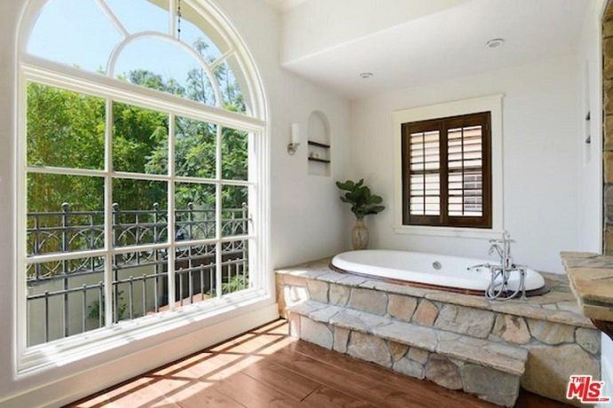 Alanis Morissette vende su mansión en Brentwood por más de 4 millones de euros - Fotocasa Life - Casas de famosos, famosos - Curiosidades - Alanis Morissette ha hecho negocio con su casa de Brentwood. La cantante ha vendido la mansión por más de 4 millones de euros.