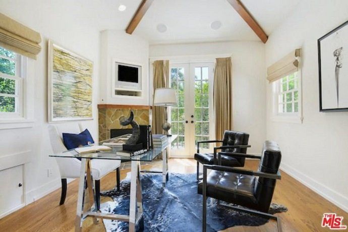 Alanis Morissette vende su mansión en Brentwood por más de 4 millones de euros - Fotocasa Life - Casas de famosos, famosos - Curiosidades - Alanis Morissette ha hecho negocio con su casa de Brentwood. La cantante ha vendido la mansión por más de 4 millones de euros.