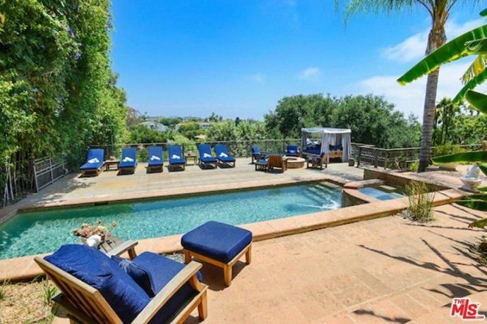 Alanis Morissette vende su mansión en Brentwood por más de 4 millones de euros - Fotocasa Life - Casas de famosos, famosos - Curiosidades - Alanis Morissette ha hecho negocio con su casa de Brentwood. La cantante ha vendido la mansión por más de 4 millones de euros.