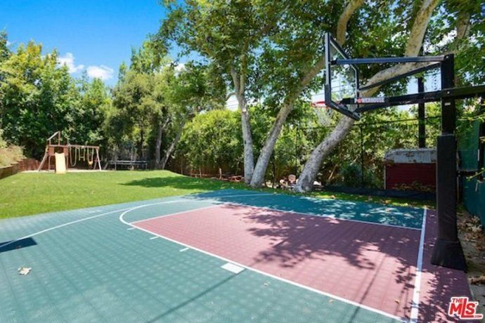 Alanis Morissette vende su mansión en Brentwood por más de 4 millones de euros - Fotocasa Life - Casas de famosos, famosos - Curiosidades - Alanis Morissette ha hecho negocio con su casa de Brentwood. La cantante ha vendido la mansión por más de 4 millones de euros.