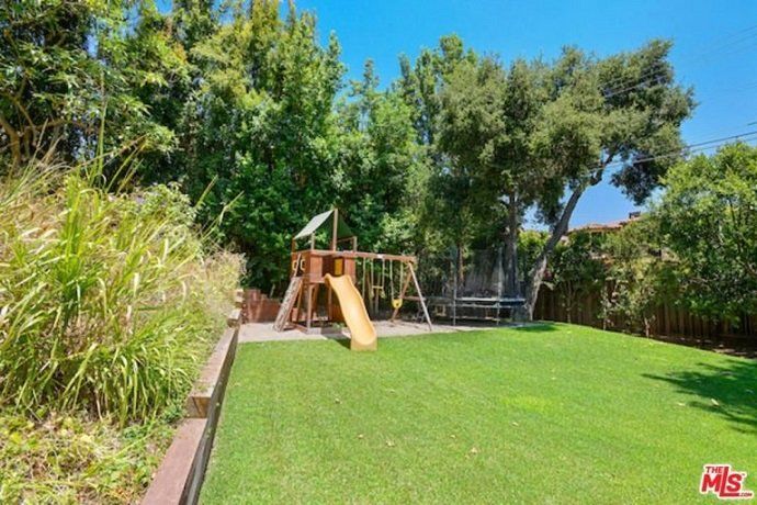 Alanis Morissette vende su mansión en Brentwood por más de 4 millones de euros - Fotocasa Life - Casas de famosos, famosos - Curiosidades - Alanis Morissette ha hecho negocio con su casa de Brentwood. La cantante ha vendido la mansión por más de 4 millones de euros.