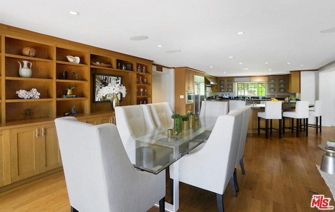 Alanis Morissette vende su mansión en Brentwood por más de 4 millones de euros - Fotocasa Life - Casas de famosos, famosos - Curiosidades - Alanis Morissette ha hecho negocio con su casa de Brentwood. La cantante ha vendido la mansión por más de 4 millones de euros.