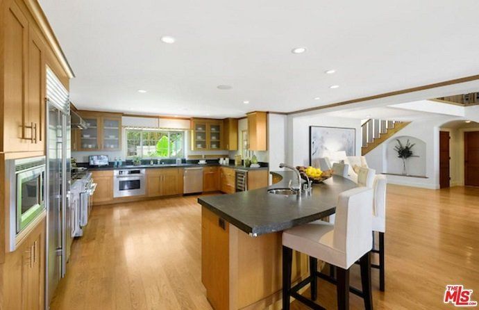 Alanis Morissette vende su mansión en Brentwood por más de 4 millones de euros - Fotocasa Life - Casas de famosos, famosos - Curiosidades - Alanis Morissette ha hecho negocio con su casa de Brentwood. La cantante ha vendido la mansión por más de 4 millones de euros.