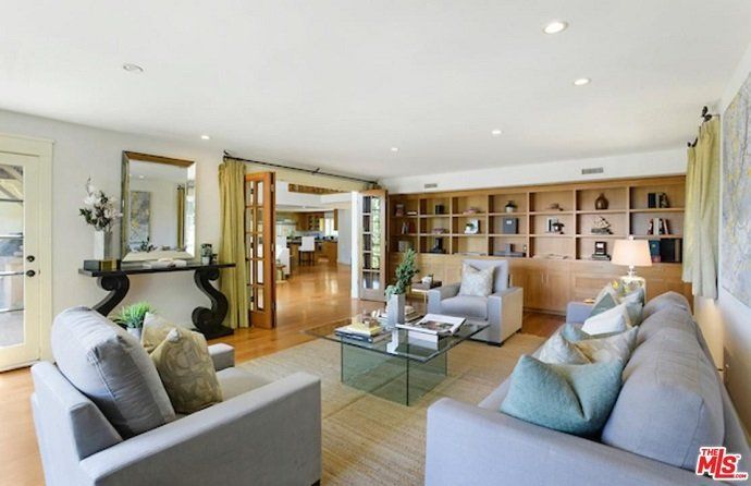 Alanis Morissette vende su mansión en Brentwood por más de 4 millones de euros - Fotocasa Life - Casas de famosos, famosos - Curiosidades - Alanis Morissette ha hecho negocio con su casa de Brentwood. La cantante ha vendido la mansión por más de 4 millones de euros.