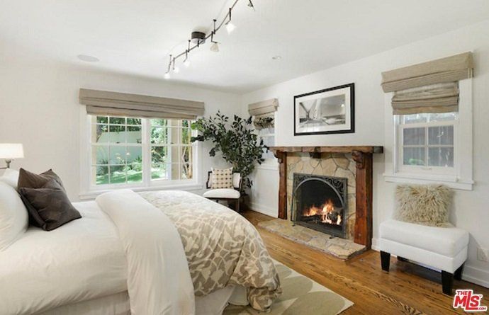 Alanis Morissette vende su mansión en Brentwood por más de 4 millones de euros - Fotocasa Life - Casas de famosos, famosos - Curiosidades - Alanis Morissette ha hecho negocio con su casa de Brentwood. La cantante ha vendido la mansión por más de 4 millones de euros.