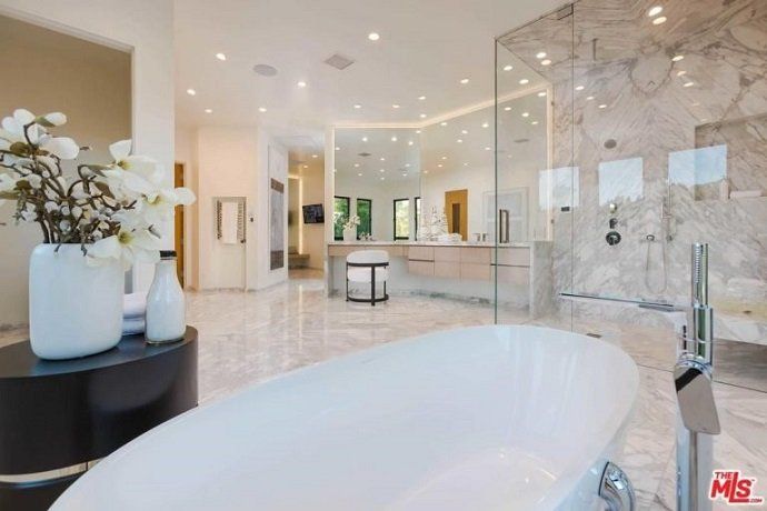 Eva Longoria y su mansión de más de 1.000 metros cuadrados - Fotocasa Life - Casas de famosos, famosos - Curiosidades - Eva Longoria acaba de comprar una nueva mansión de lujo. Tiene más de 1.000 metros cuadrados de superficie y cuesta 13,5 millones de dólares.
