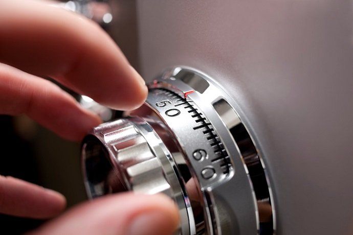 Guardar el dinero en casa, ¿es el sitio más seguro? - Fotocasa Life Guardar el dinero en casa, ¿es el sitio más seguro? - Fotocasa Life - Ahorro, Finanzas domésticas - Finanzas - ¿Es seguro guardar dinero en casa? Estas son las ventajas e inconvenientes de tener el bastante efectivo guardado en el hogar.