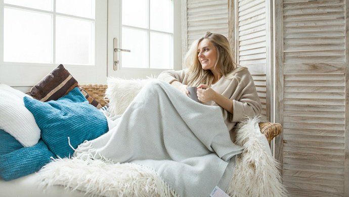 La combinación de sofá y manta no solo es para los domingos