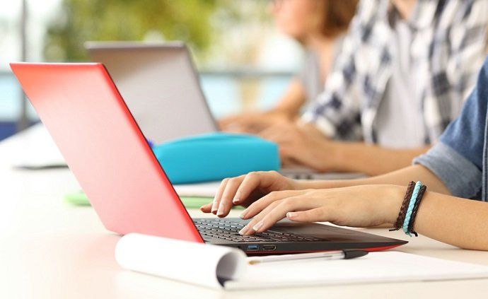 Cómo aprovechar el Black Friday para ahorrar en Internet y móvil - Fotocasa Life Cómo aprovechar el Black Friday para ahorrar en Internet y móvil - Fotocasa Life - Internet, Operadoras telefonía, Telefonía, Telefonía fija, Telefonía móvil - Servicios del hogar - ¿Sabes cómo aprovechar el Black Friday para hacerte con algunos descuentos en Internet móvil? Aquí tienes las claves, según HelpMyCash.