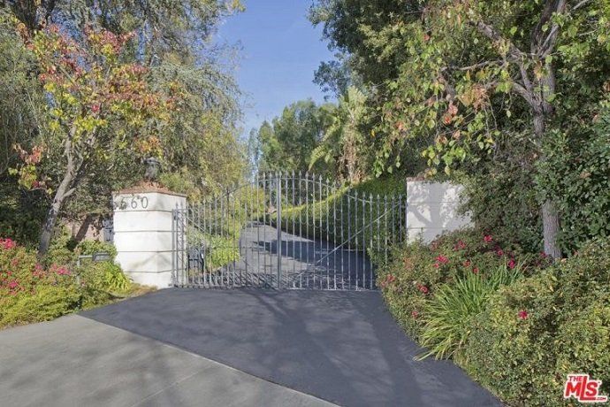 Adam Levine, el cantante de Maroon 5, vende su mansión por 16 millones de euros - Fotocasa Life - Casas de famosos, famosos - Curiosidades - Adam Levine acaba de poner a la venta su mansión en Los Ángeles por la friolera de 16 millones de euros. ¿Quieres ver cómo es por dentro?