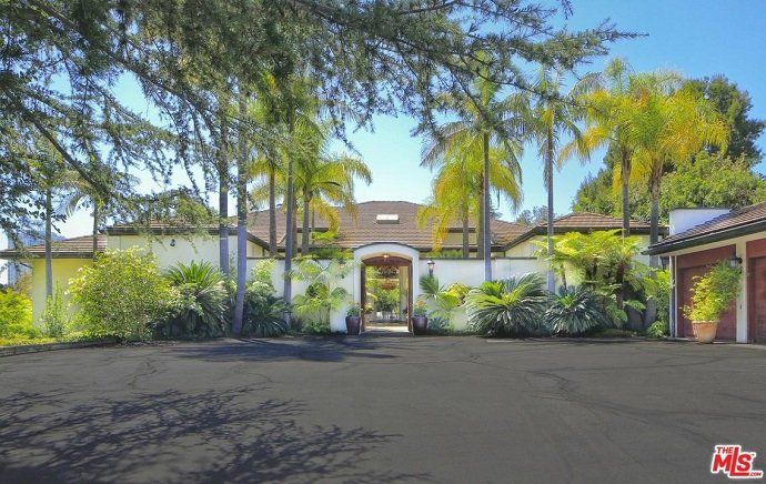 Adam Levine, el cantante de Maroon 5, vende su mansión por 16 millones de euros - Fotocasa Life - Casas de famosos, famosos - Curiosidades - Adam Levine acaba de poner a la venta su mansión en Los Ángeles por la friolera de 16 millones de euros. ¿Quieres ver cómo es por dentro?