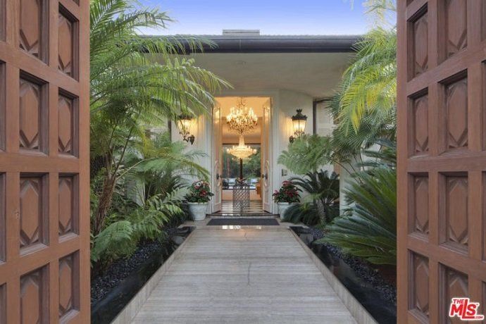 Adam Levine, el cantante de Maroon 5, vende su mansión por 16 millones de euros - Fotocasa Life - Casas de famosos, famosos - Curiosidades - Adam Levine acaba de poner a la venta su mansión en Los Ángeles por la friolera de 16 millones de euros. ¿Quieres ver cómo es por dentro?