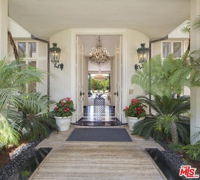 Adam Levine, el cantante de Maroon 5, vende su mansión por 16 millones de euros - Fotocasa Life - Casas de famosos, famosos - Curiosidades - Adam Levine acaba de poner a la venta su mansión en Los Ángeles por la friolera de 16 millones de euros. ¿Quieres ver cómo es por dentro?