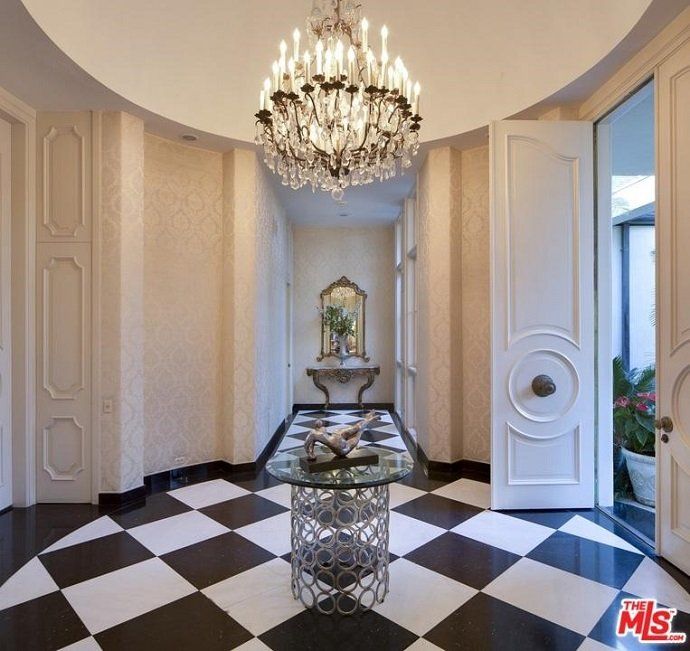 Adam Levine, el cantante de Maroon 5, vende su mansión por 16 millones de euros - Fotocasa Life - Casas de famosos, famosos - Curiosidades - Adam Levine acaba de poner a la venta su mansión en Los Ángeles por la friolera de 16 millones de euros. ¿Quieres ver cómo es por dentro?