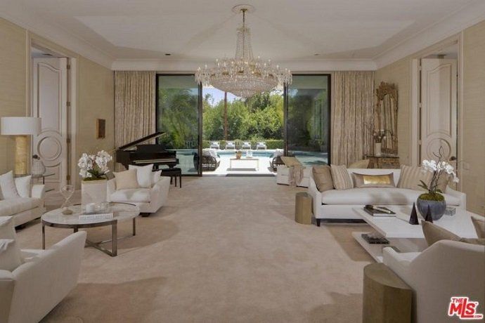 Adam Levine, el cantante de Maroon 5, vende su mansión por 16 millones de euros - Fotocasa Life - Casas de famosos, famosos - Curiosidades - Adam Levine acaba de poner a la venta su mansión en Los Ángeles por la friolera de 16 millones de euros. ¿Quieres ver cómo es por dentro?