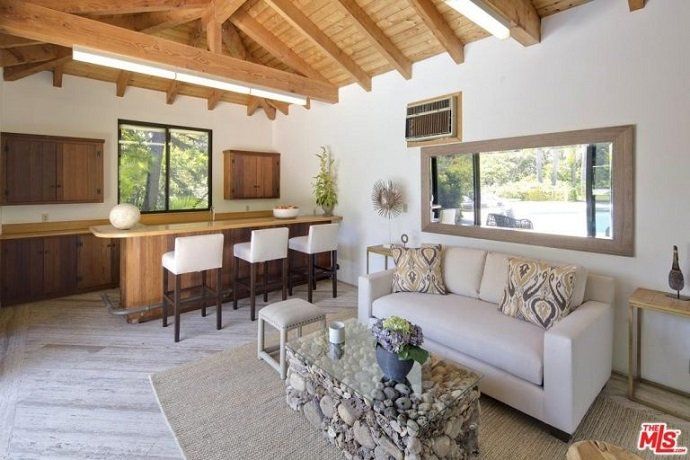 Adam Levine, el cantante de Maroon 5, vende su mansión por 16 millones de euros - Fotocasa Life - Casas de famosos, famosos - Curiosidades - Adam Levine acaba de poner a la venta su mansión en Los Ángeles por la friolera de 16 millones de euros. ¿Quieres ver cómo es por dentro?
