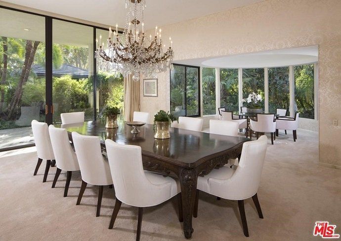 Adam Levine, el cantante de Maroon 5, vende su mansión por 16 millones de euros - Fotocasa Life - Casas de famosos, famosos - Curiosidades - Adam Levine acaba de poner a la venta su mansión en Los Ángeles por la friolera de 16 millones de euros. ¿Quieres ver cómo es por dentro?