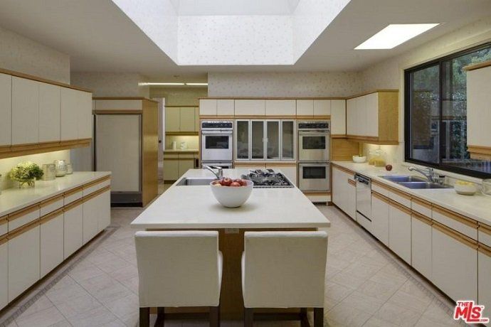 Adam Levine, el cantante de Maroon 5, vende su mansión por 16 millones de euros - Fotocasa Life - Casas de famosos, famosos - Curiosidades - Adam Levine acaba de poner a la venta su mansión en Los Ángeles por la friolera de 16 millones de euros. ¿Quieres ver cómo es por dentro?