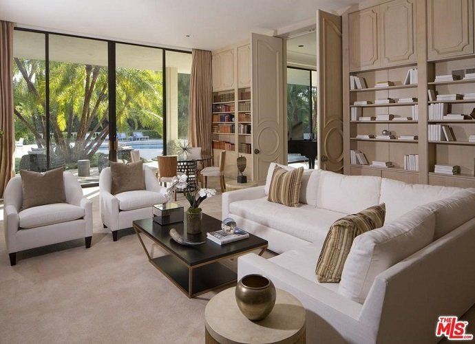 Adam Levine, el cantante de Maroon 5, vende su mansión por 16 millones de euros - Fotocasa Life - Casas de famosos, famosos - Curiosidades - Adam Levine acaba de poner a la venta su mansión en Los Ángeles por la friolera de 16 millones de euros. ¿Quieres ver cómo es por dentro?
