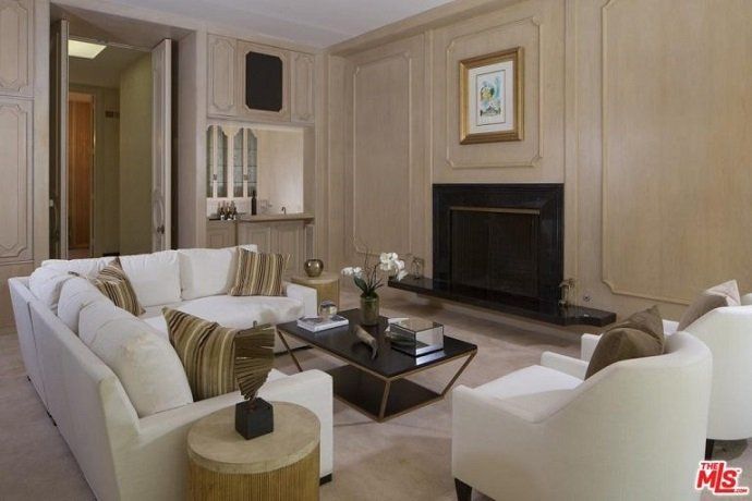 Adam Levine, el cantante de Maroon 5, vende su mansión por 16 millones de euros - Fotocasa Life - Casas de famosos, famosos - Curiosidades - Adam Levine acaba de poner a la venta su mansión en Los Ángeles por la friolera de 16 millones de euros. ¿Quieres ver cómo es por dentro?
