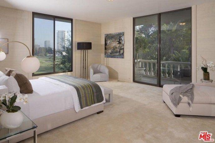 Adam Levine, el cantante de Maroon 5, vende su mansión por 16 millones de euros - Fotocasa Life - Casas de famosos, famosos - Curiosidades - Adam Levine acaba de poner a la venta su mansión en Los Ángeles por la friolera de 16 millones de euros. ¿Quieres ver cómo es por dentro?