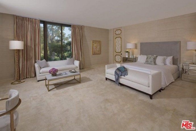 Adam Levine, el cantante de Maroon 5, vende su mansión por 16 millones de euros - Fotocasa Life - Casas de famosos, famosos - Curiosidades - Adam Levine acaba de poner a la venta su mansión en Los Ángeles por la friolera de 16 millones de euros. ¿Quieres ver cómo es por dentro?