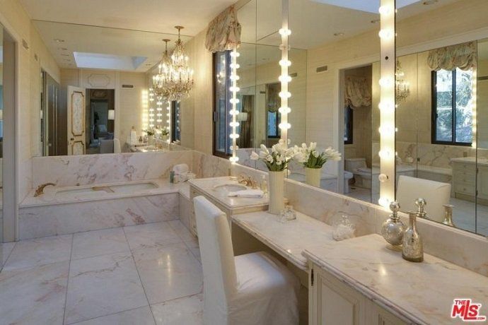 Adam Levine, el cantante de Maroon 5, vende su mansión por 16 millones de euros - Fotocasa Life - Casas de famosos, famosos - Curiosidades - Adam Levine acaba de poner a la venta su mansión en Los Ángeles por la friolera de 16 millones de euros. ¿Quieres ver cómo es por dentro?