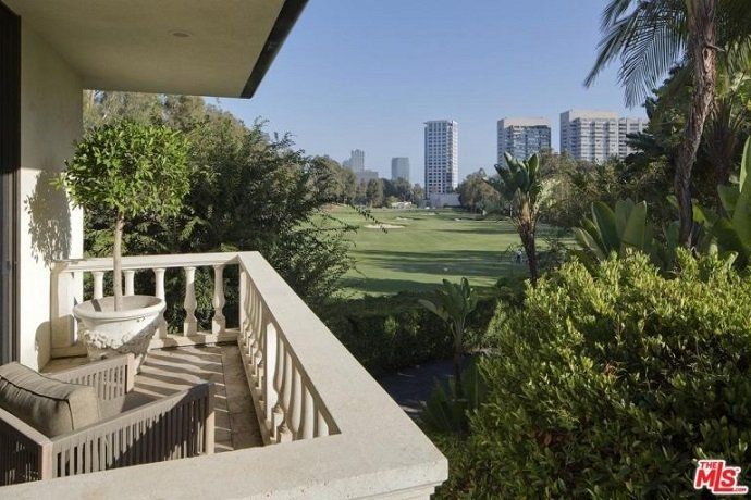 Adam Levine, el cantante de Maroon 5, vende su mansión por 16 millones de euros - Fotocasa Life - Casas de famosos, famosos - Curiosidades - Adam Levine acaba de poner a la venta su mansión en Los Ángeles por la friolera de 16 millones de euros. ¿Quieres ver cómo es por dentro?