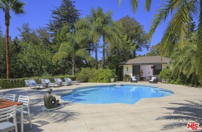 Adam Levine, el cantante de Maroon 5, vende su mansión por 16 millones de euros - Fotocasa Life - Casas de famosos, famosos - Curiosidades - Adam Levine acaba de poner a la venta su mansión en Los Ángeles por la friolera de 16 millones de euros. ¿Quieres ver cómo es por dentro?