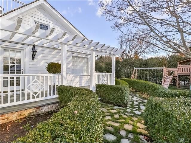 Anne Hathaway compra esta mansión en Connecticut por 2,3 millones de euros - Fotocasa Life - Casas de famosos, famosos - Curiosidades - Anne Hathaway se acaba de comprar una nueva mansión en Connecticut. Le ha costado 2,3 millones de euros, pero lo cierto es que lo vale. Así es por dentro.