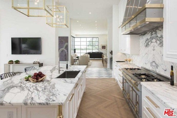 Descubre la casa de LeBron James, la estrella del baloncesto - Fotocasa Life - Casas de famosos, famosos - Curiosidades - Esta es la casa de Lebron James. La estrella del baloncesto acaba de adquirir una nueva mansión que le ha costado 20 millones de euros.