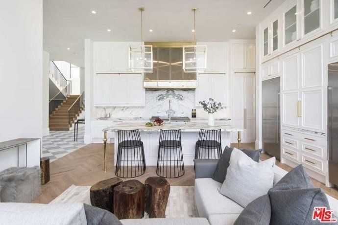 Descubre la casa de LeBron James, la estrella del baloncesto - Fotocasa Life - Casas de famosos, famosos - Curiosidades - Esta es la casa de Lebron James. La estrella del baloncesto acaba de adquirir una nueva mansión que le ha costado 20 millones de euros.