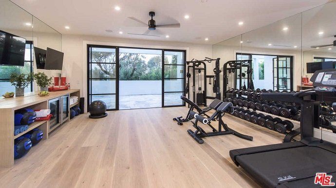 Descubre la casa de LeBron James, la estrella del baloncesto - Fotocasa Life - Casas de famosos, famosos - Curiosidades - Esta es la casa de Lebron James. La estrella del baloncesto acaba de adquirir una nueva mansión que le ha costado 20 millones de euros.