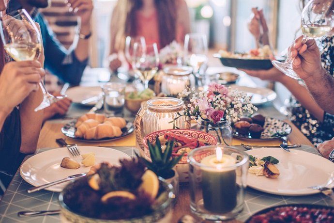¿Qué hacer si en Navidad mi vecino alarga las fiestas (y el ruido) hasta altas horas? - Fotocasa Life Navidad ruido vecinos