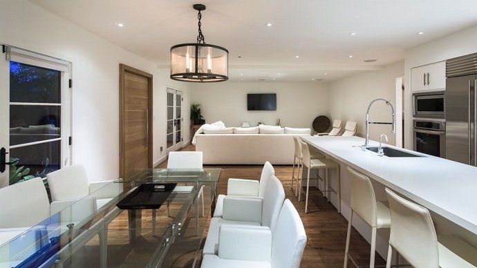 Rihanna pone a la venta su casa de West Hollywood - Fotocasa Life - - Curiosidades - La cantante Rihanna ha puesto a la venta su casa de West Hollywood. La compró en agosto y en octubre ya quiso deshacerse de ella. Así es por dentro.