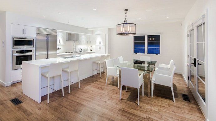 Rihanna pone a la venta su casa de West Hollywood - Fotocasa Life - - Curiosidades - La cantante Rihanna ha puesto a la venta su casa de West Hollywood. La compró en agosto y en octubre ya quiso deshacerse de ella. Así es por dentro.