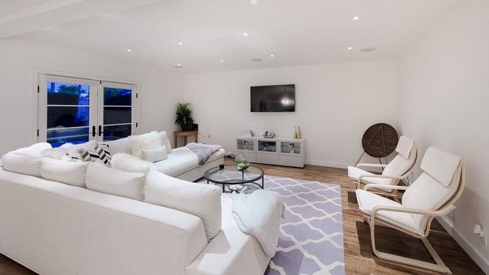 Rihanna pone a la venta su casa de West Hollywood - Fotocasa Life - - Curiosidades - La cantante Rihanna ha puesto a la venta su casa de West Hollywood. La compró en agosto y en octubre ya quiso deshacerse de ella. Así es por dentro.